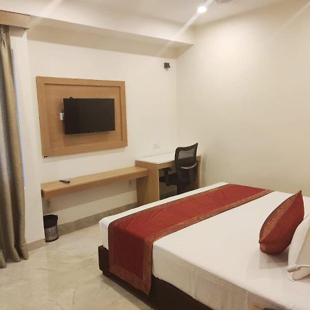 Hotel Xenia Varanasi Esterno foto